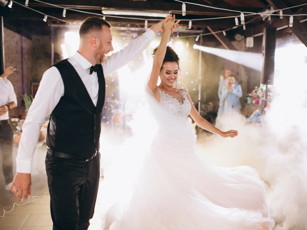 La soirée de votre mariage commence avec votre première danse en tant que mariés