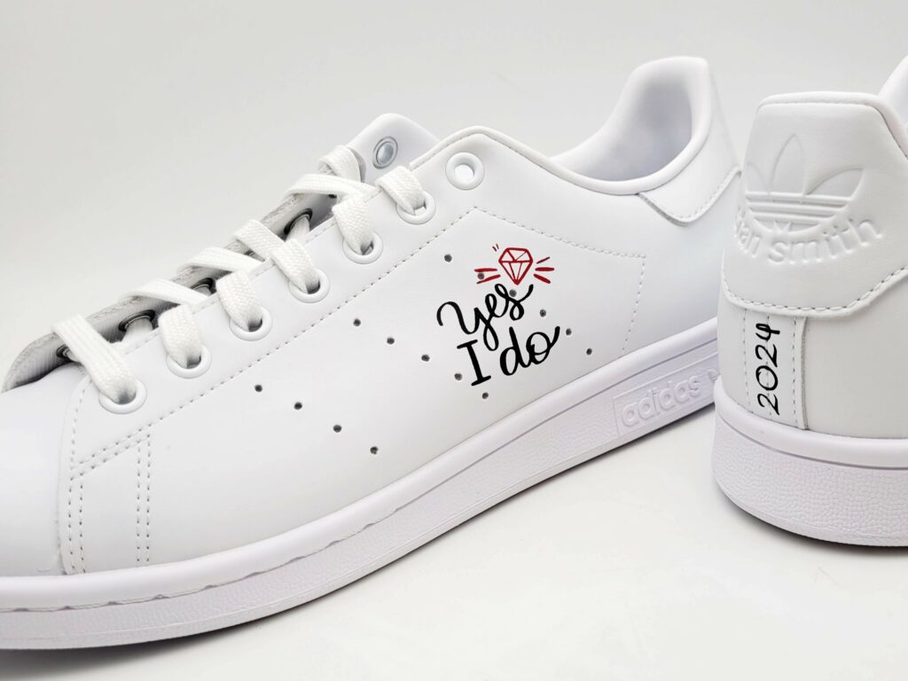 Opter pour une inscription originale sur vos chaussures du grand jour avec les dessins "phrase".