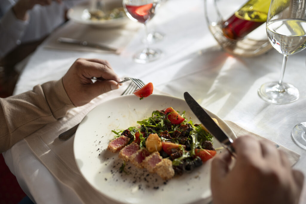 Le traditionnel repas servi à table pour votre mariage