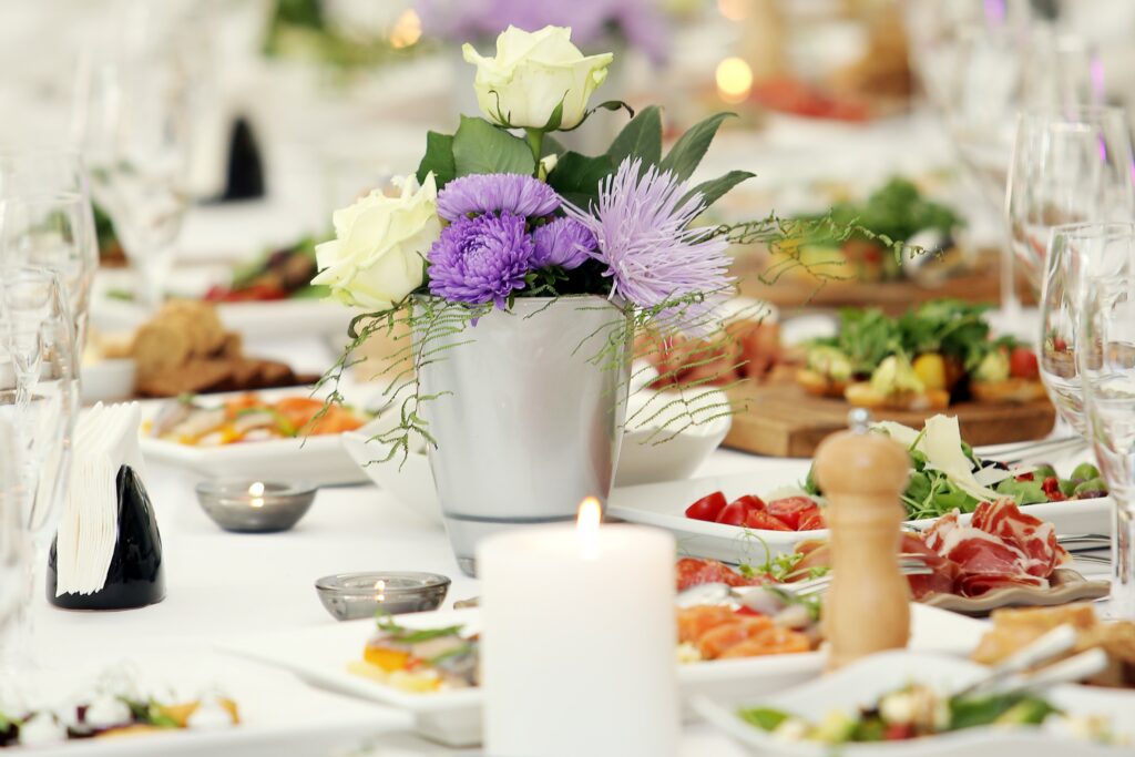 Proposer un repas convivial à vos invités avec le service familial