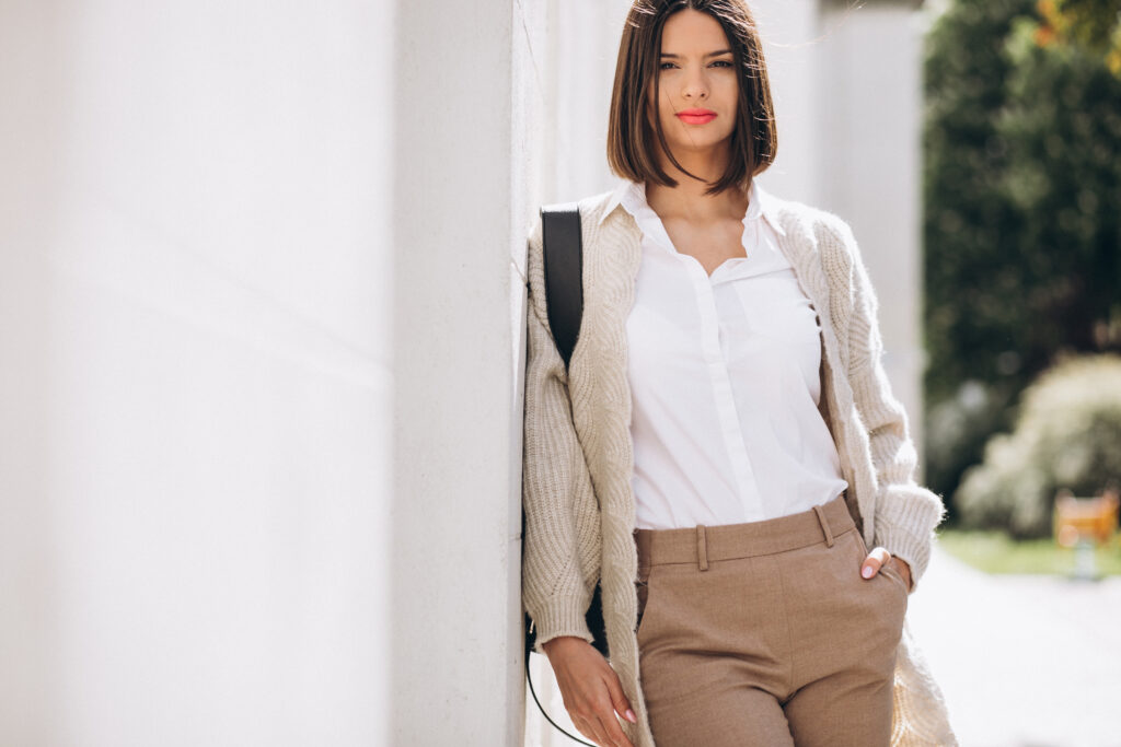 Une tenue chic et décontractée crée avec des pièces indispensables à avoir dans sa garde-robe