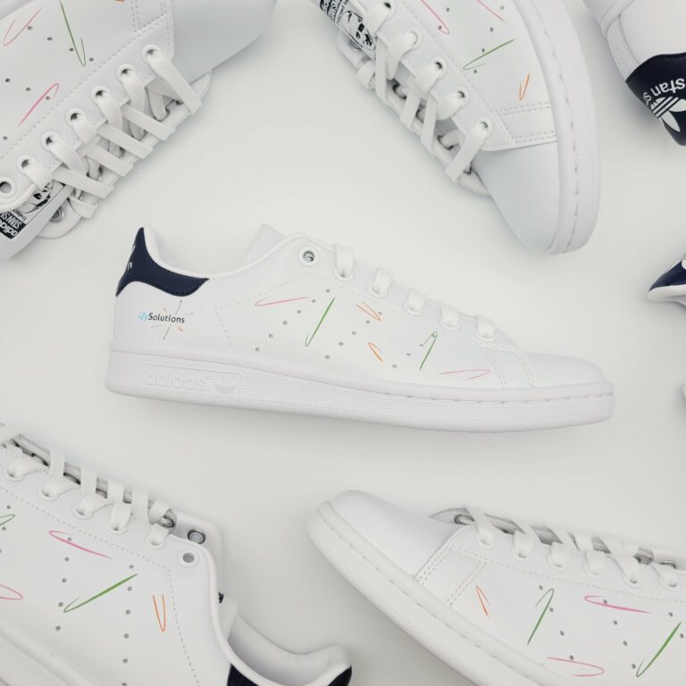 Ténis adidas Stan Smith personalizados para uma empresa com logótipo.