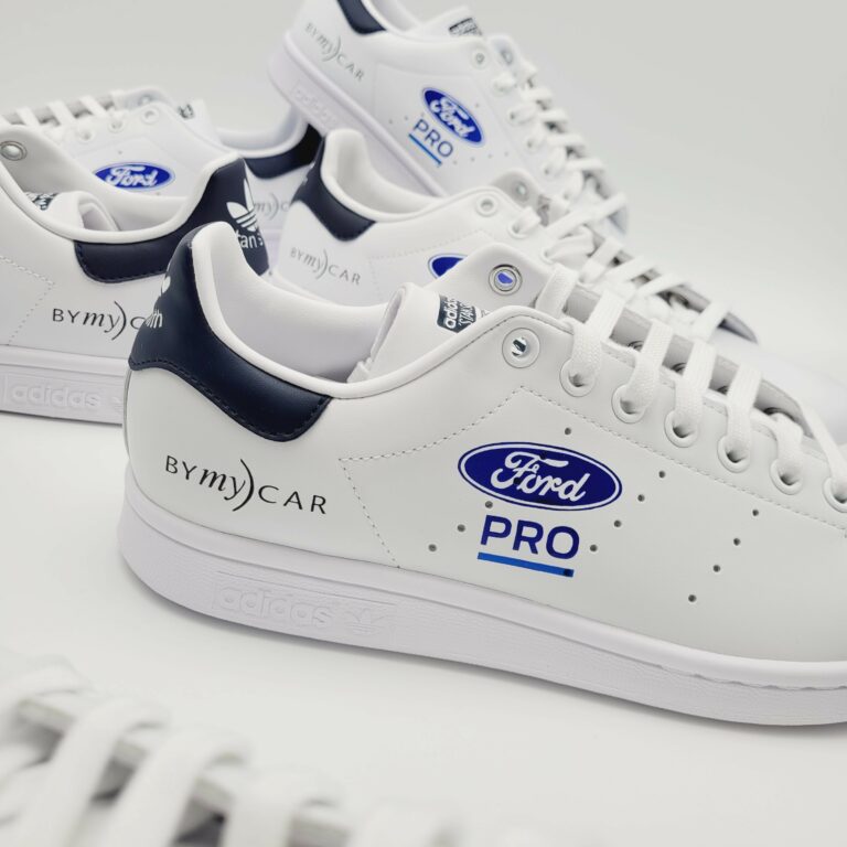 A equipa de vendas da Ford está equipada com ténis Adidas Stan Smith personalizados com o logótipo da empresa.