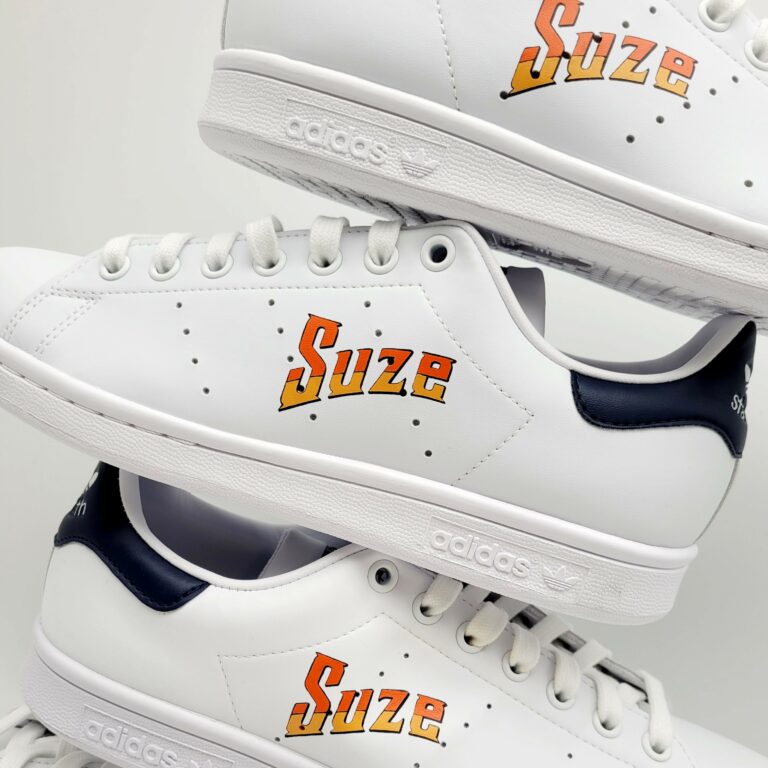 Ténis Adidas Stan Smith personalizados, confecionados pela empresa SUZE para um evento.
